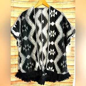 American Eagle women’s size M aztec open sweater